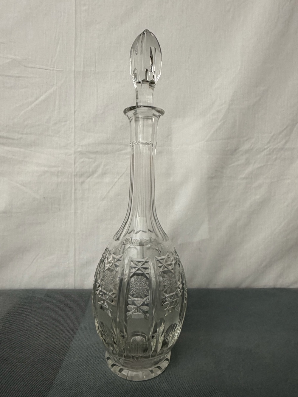 Crystal Cut Glass Decanter with Stopper Vintage (F245)